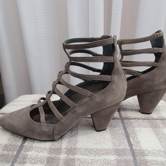 Aerosoles Heel Feet, size 6.5, gray suede - Picture 2 of 5